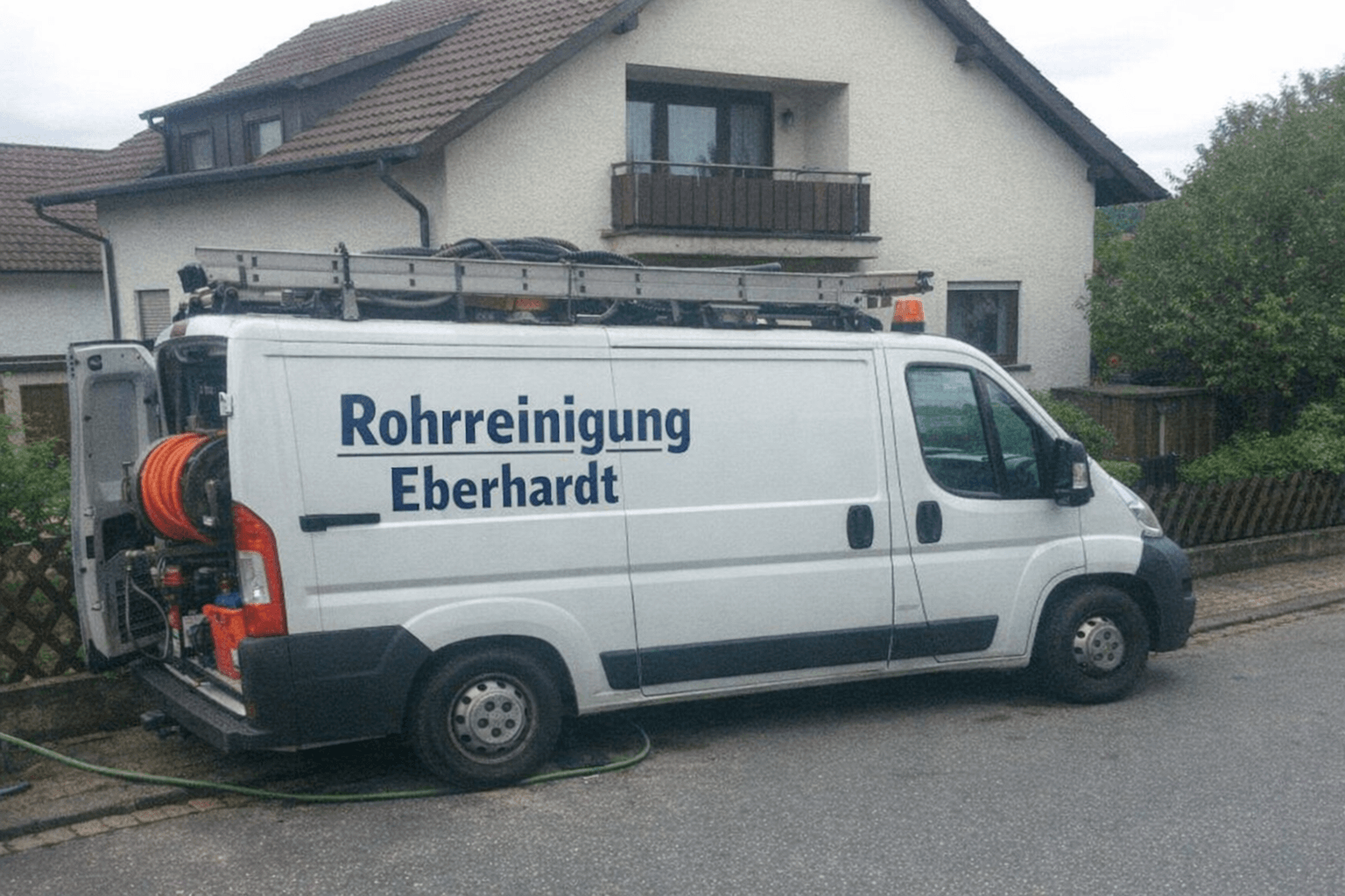 Voll ausgestattetes Servicefahrzeug vor einem Wohnhaus geparkt