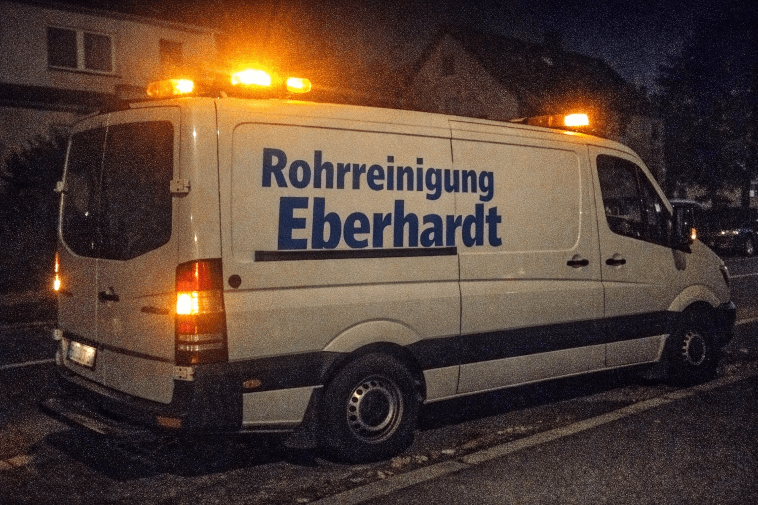 Servicefahrzeug steht mit eingeschaltetem Warnlicht in der Dunkelheit